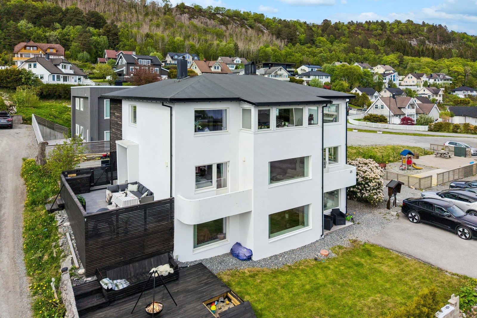 Eiendommen har kort avstand til barnehage, skoler, idrettsanlegg, dagligvarebutikk og flott turområder. Lekeplass for de minste finner man like ved eiendommen. Galleribilde