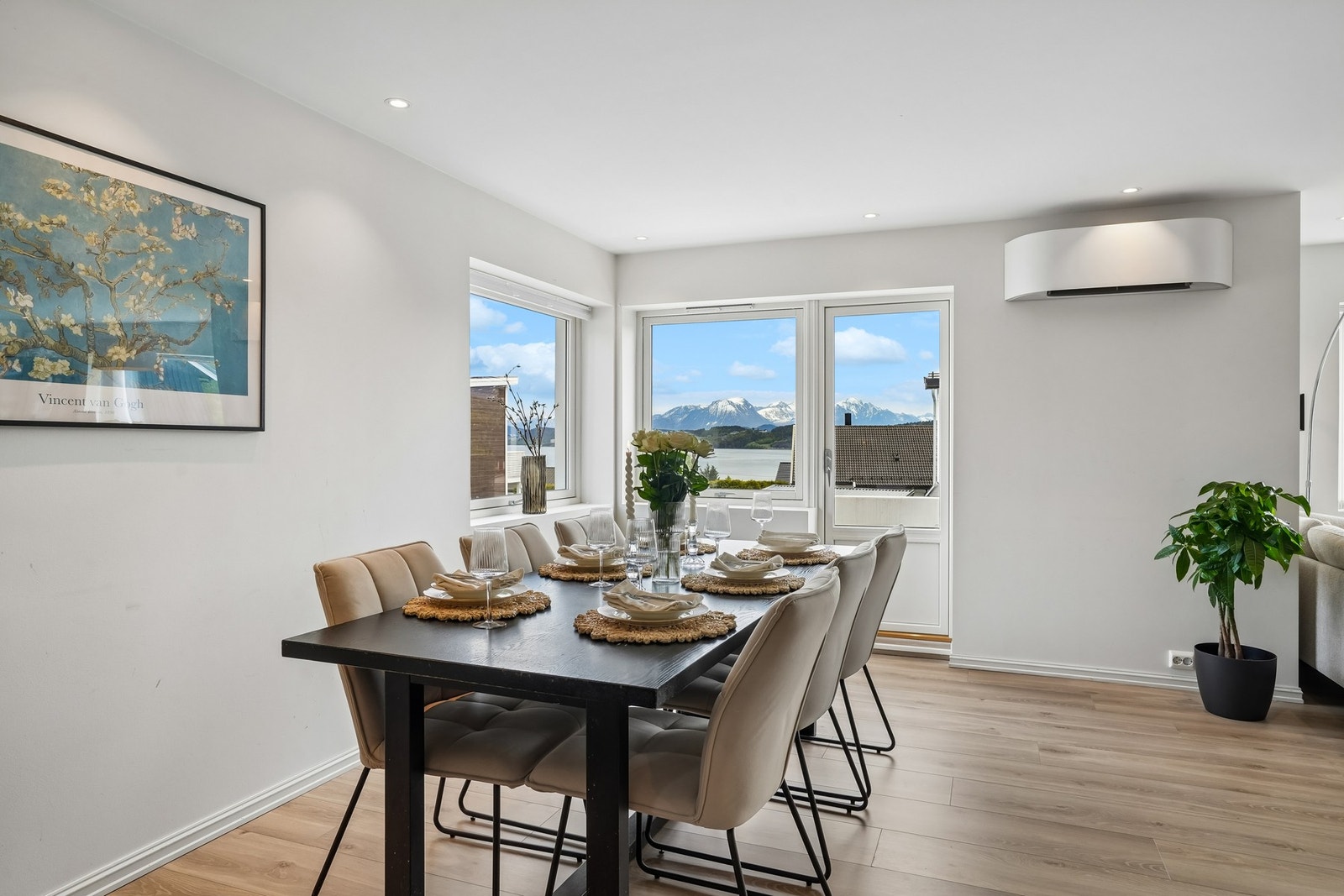 Spiseplassen gir en stemningsfull ramme for både hverdagsmiddager og hyggelige sammenkomster sammen med familie og venner. Galleribilde