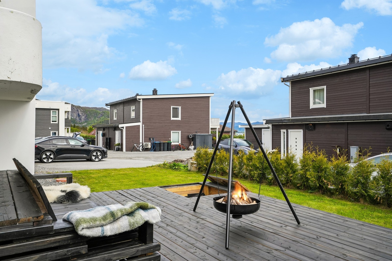 Terrassen på ca. 18 kvm byr på gode solforhold og rikelig med plass for å skape en hyggelig uteplass. Galleribilde