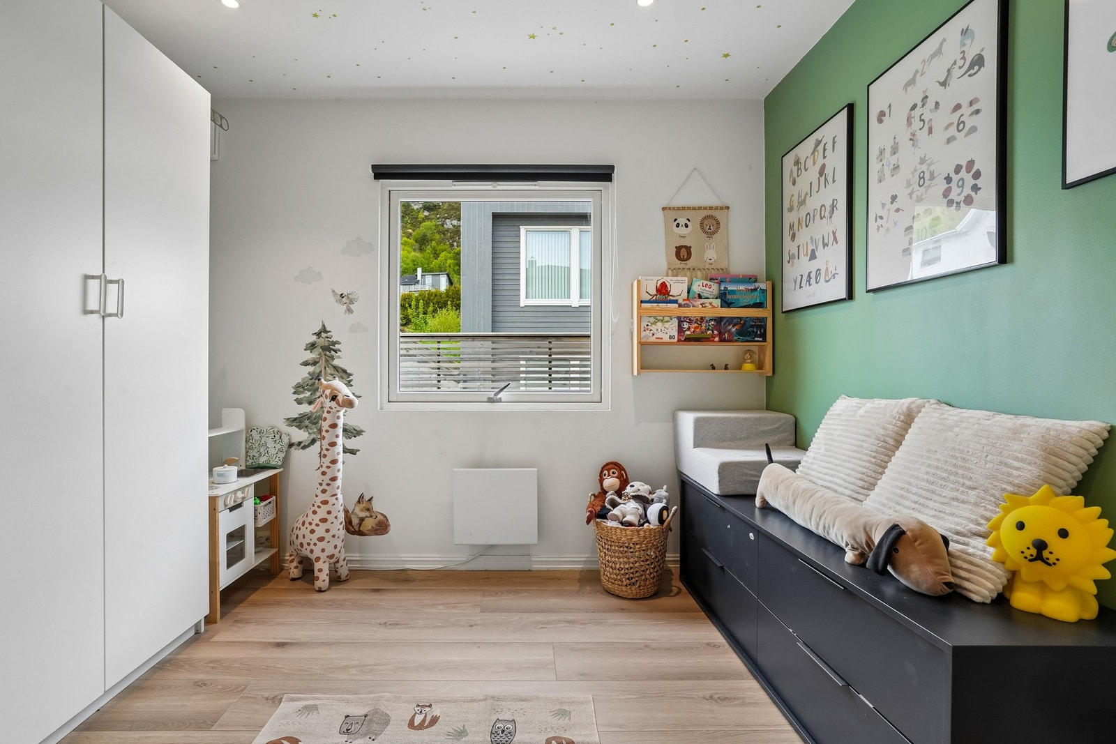 Her er det plass til både oppbevaring og lek. Galleribilde