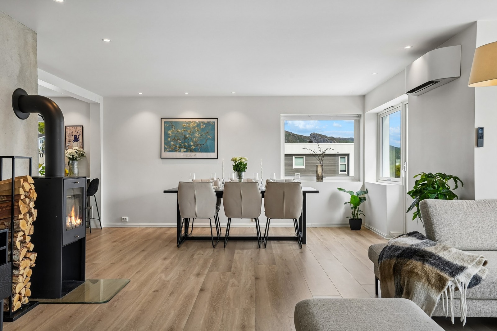 En sosial og hyggelig stuesone hvor spiseplass og oppholdsområde glir naturlig sammen. Galleribilde
