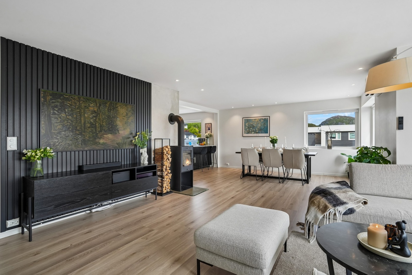 Fargevalget er lyst og moderne, og gulvflater er belagt med laminat. Galleribilde