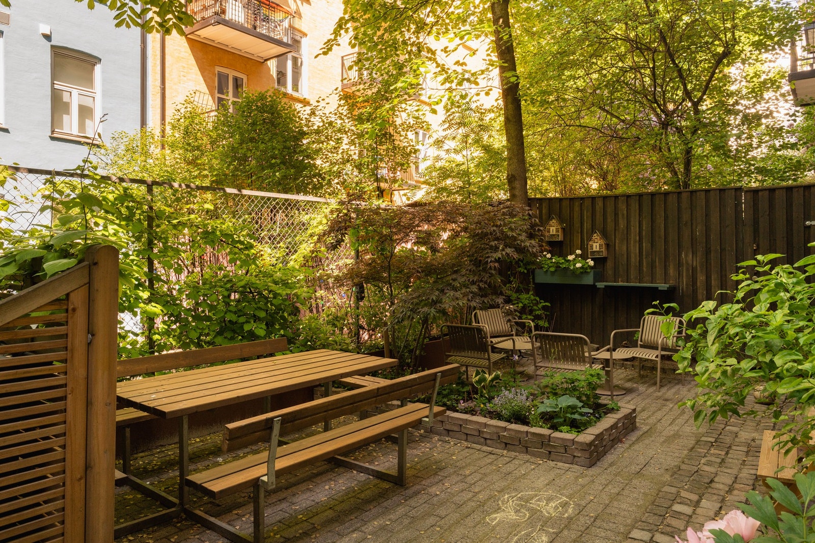 Den skjermede bakgården er et hyggelig samlingspunkt med sittegrupper og beplantning for beboerne. Galleribilde
