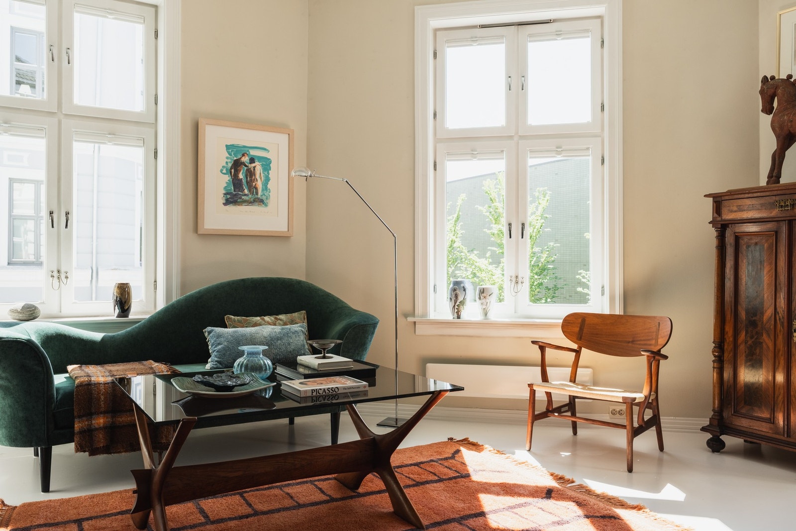 Stuen har plass til både sofagruppe og spisebord. Veggene er malt med diffusjonsåpne farger fra Farrow & Ball. Galleribilde