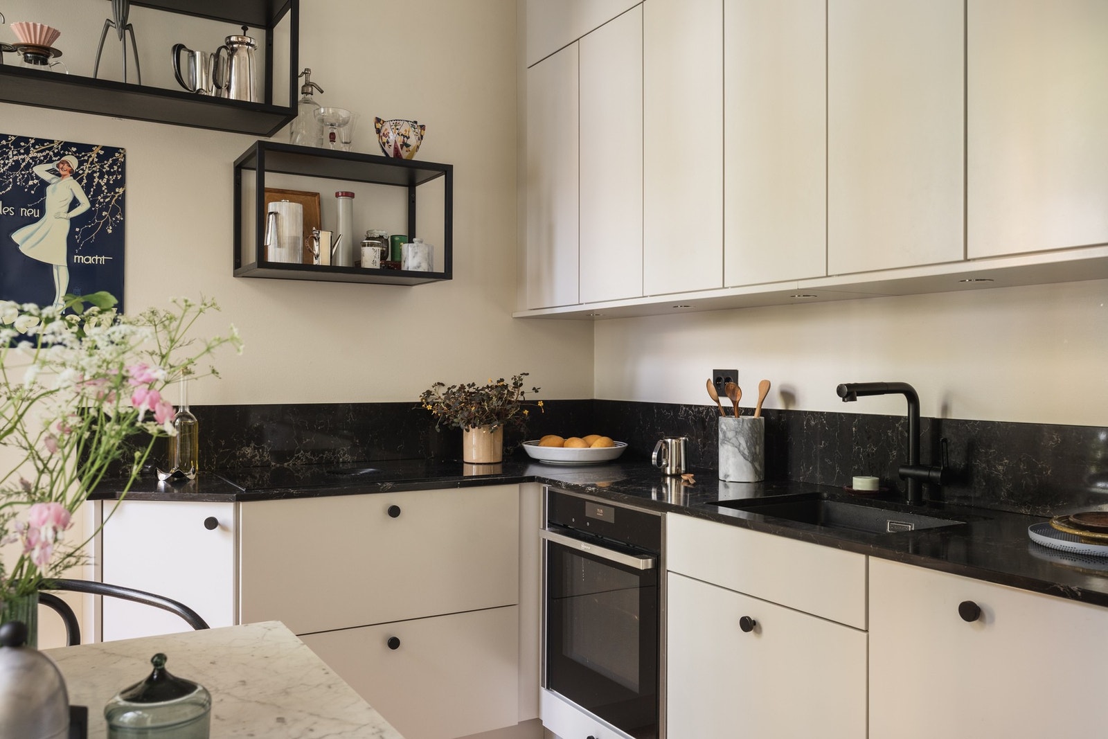 Benkeplate i Silestone Lagoon med underlimt vask og et stilrent blandebatteri fra Tapwell. Galleribilde