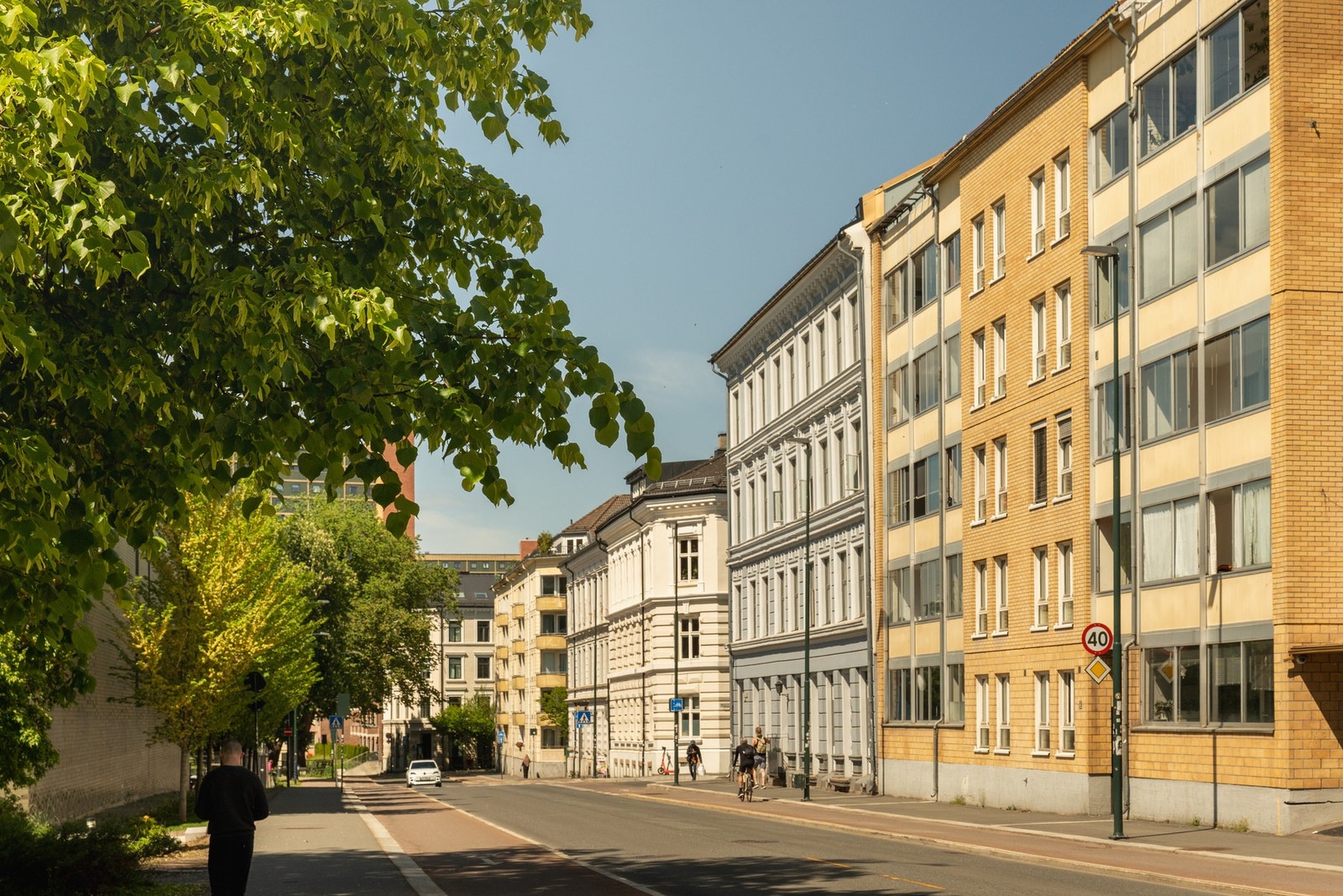 Fra leiligheten er det gangavstand til et bredt kollektivtilbud, inkludert T-bane på Tøyen og tog fra Oslo S. Galleribilde