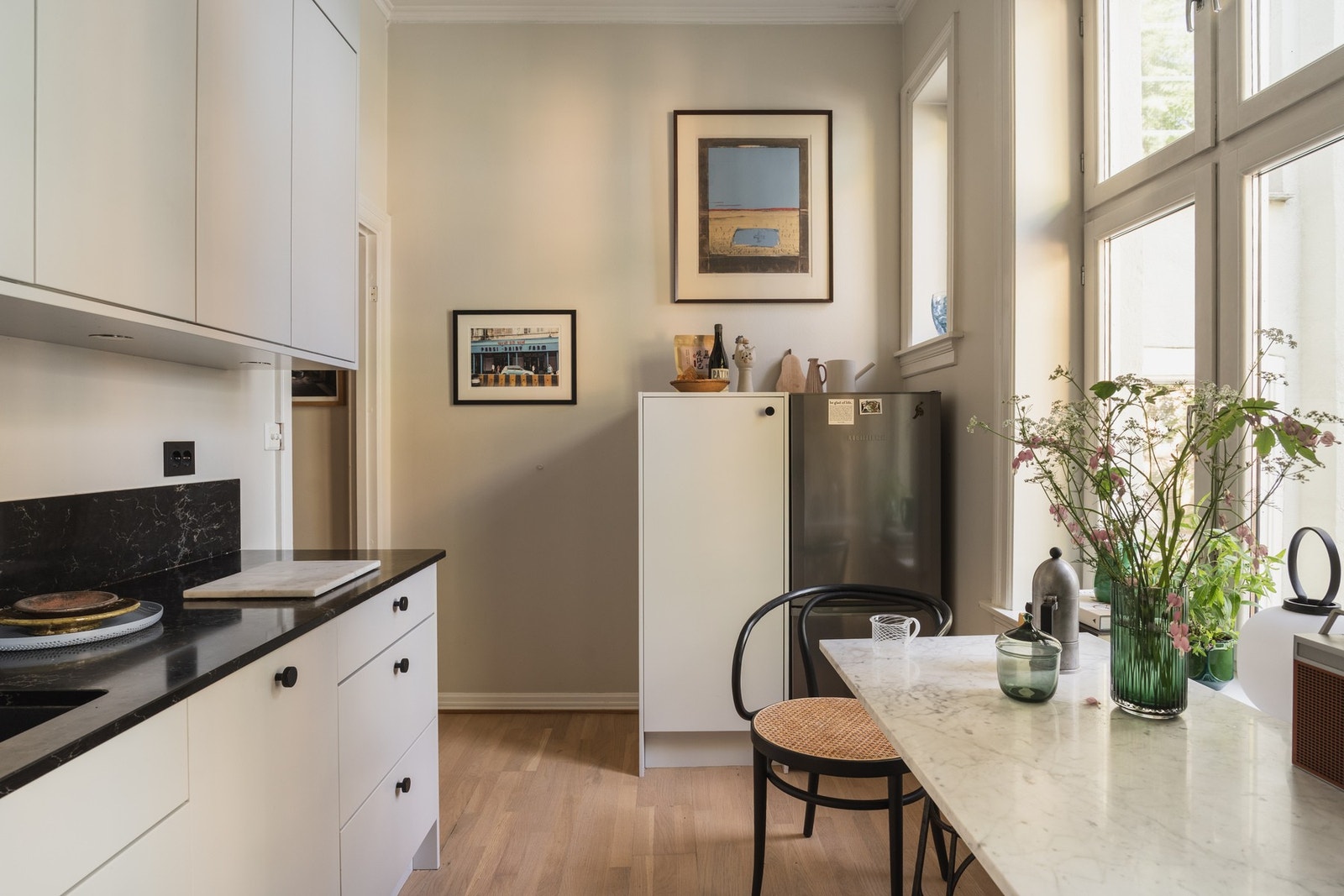 Kjøkkenet har en praktisk spiseplass ved vinduet og er utstyrt med hvitevarer fra NEFF og Liebherr. Galleribilde