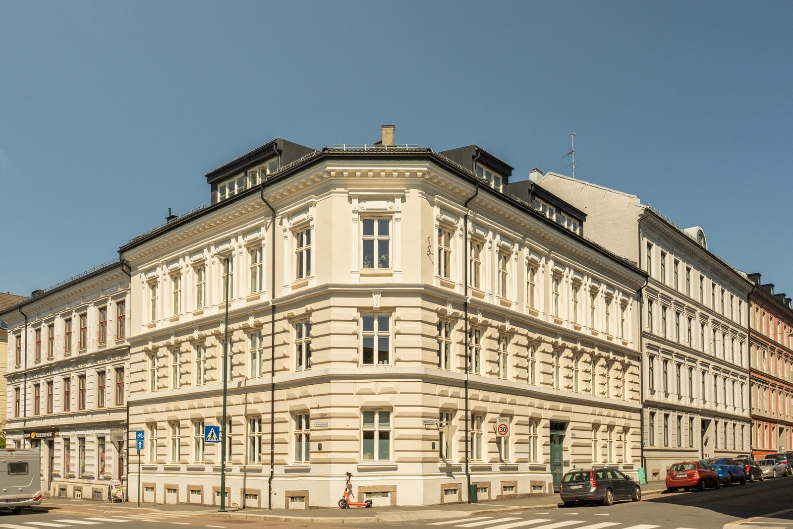 En klassisk bygård fra 1892 med pusset og malt fasade, sentralt beliggende på Tøyen. Galleribilde