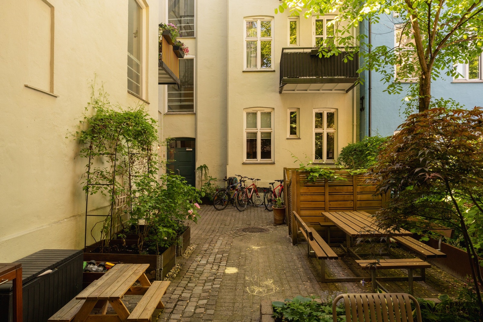 Fellesarealene er pent opparbeidet, med plass for sykkelparkering i bakgården. Galleribilde