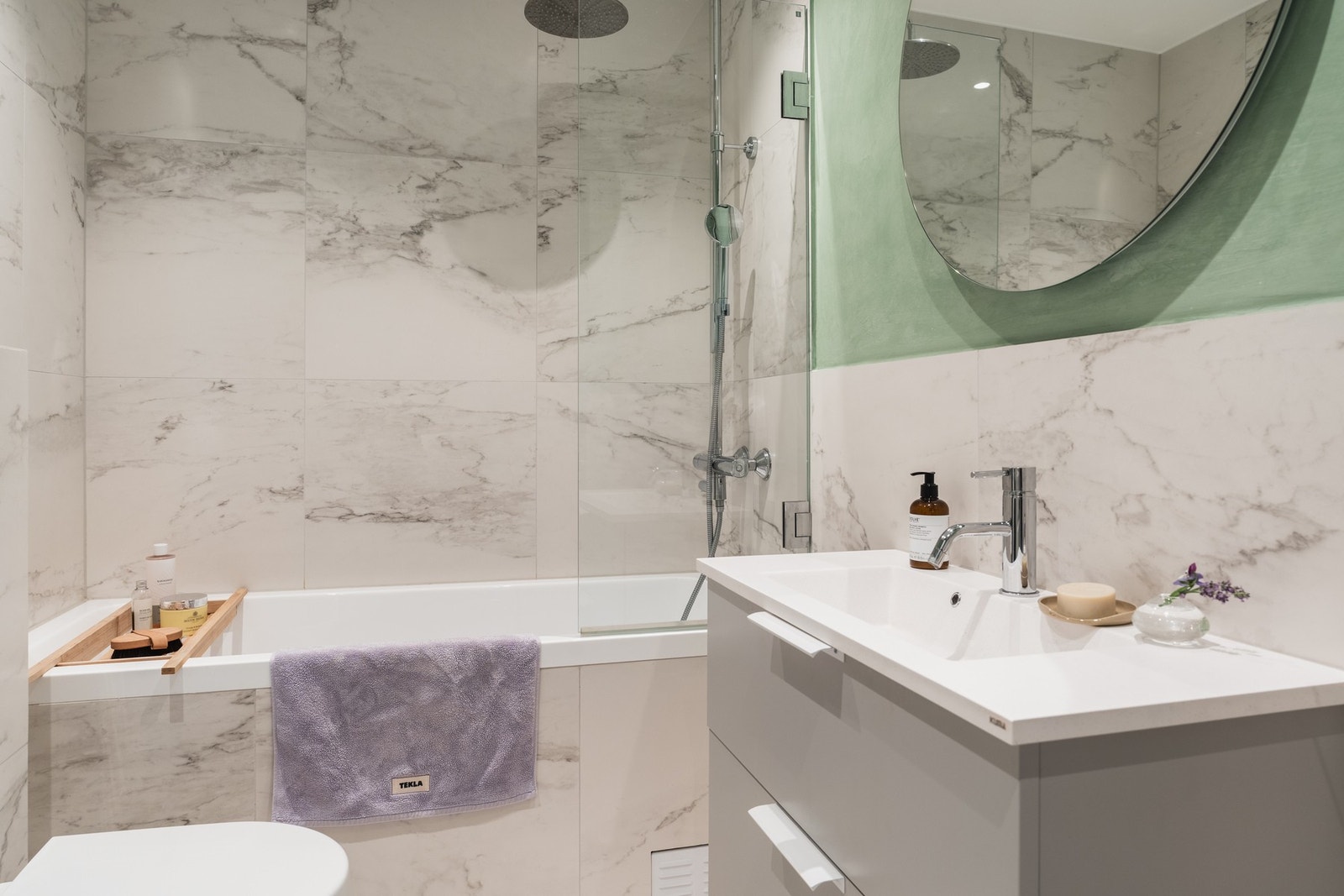 Velvære: Innredningen inkluderer et innebygget badekar med regndusj, perfekt for avslapning og tilbakelente stunder. Galleribilde