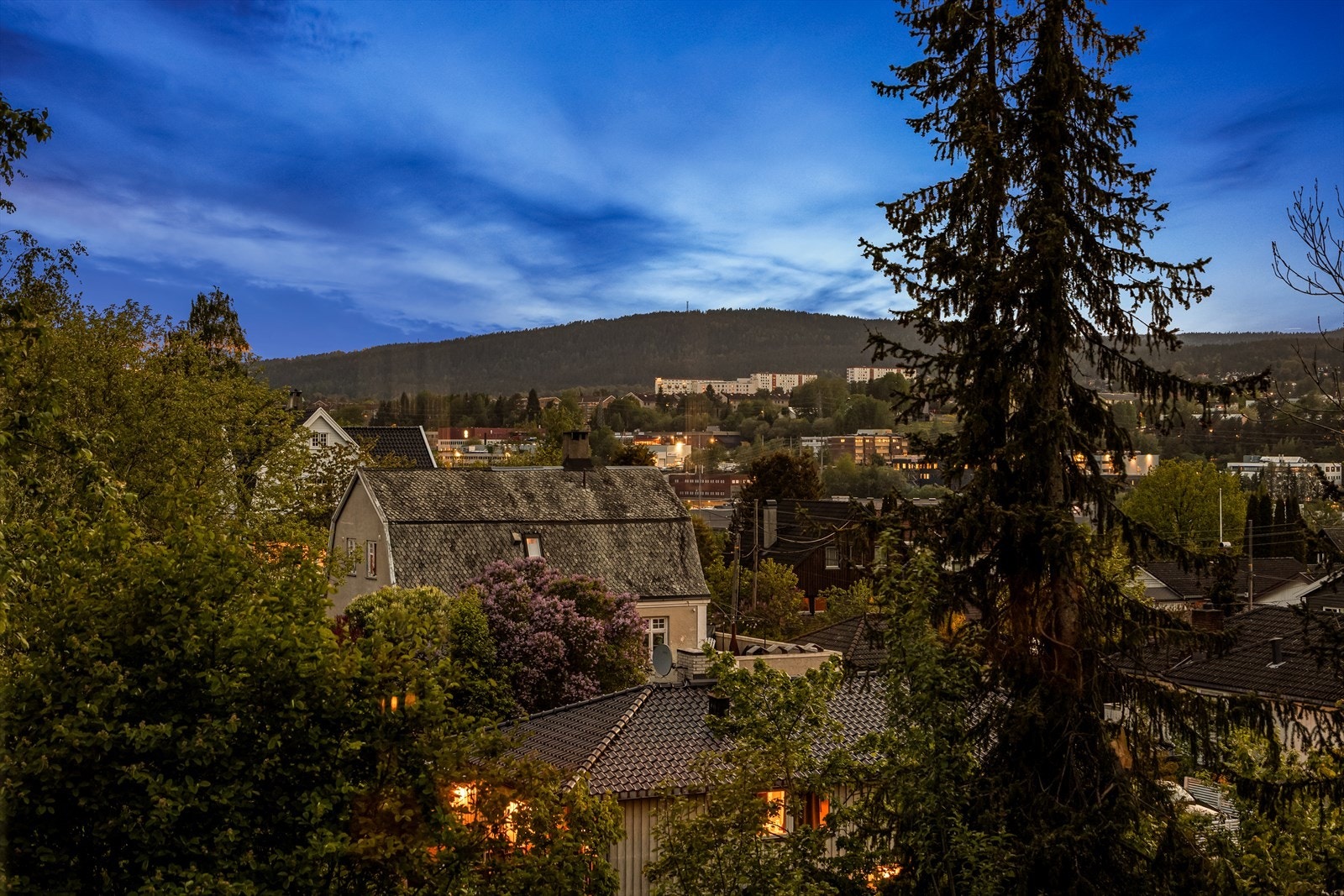 Fra eiendommen er det utsikt over et veletablert og rolig boligområde, med kort vei til marka. Galleribilde