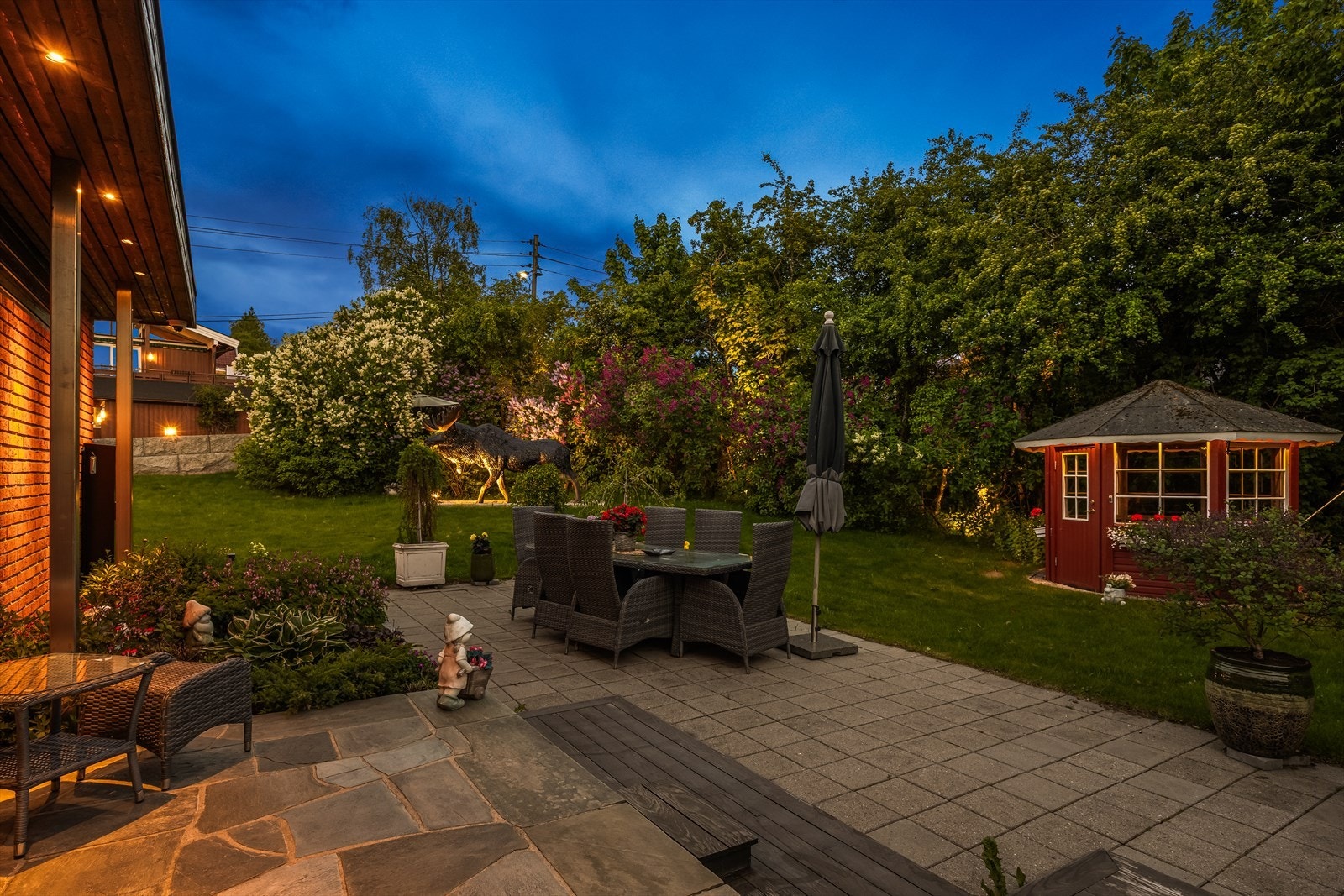 Hagen er pent opparbeidet med plen, beplantning og flere uteplasser. Galleribilde
