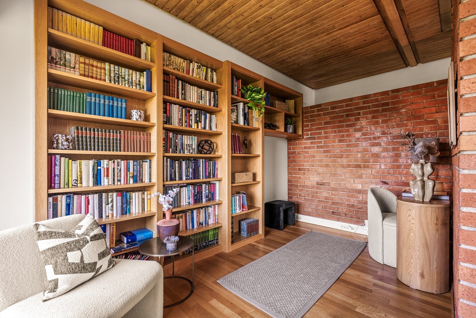 I tilknytning til stuen finner du en egen, innbydende krok med plassbygde bokhyller, perfekt som bibliotek, lesehjørne eller hjemmekontor. Galleribilde
