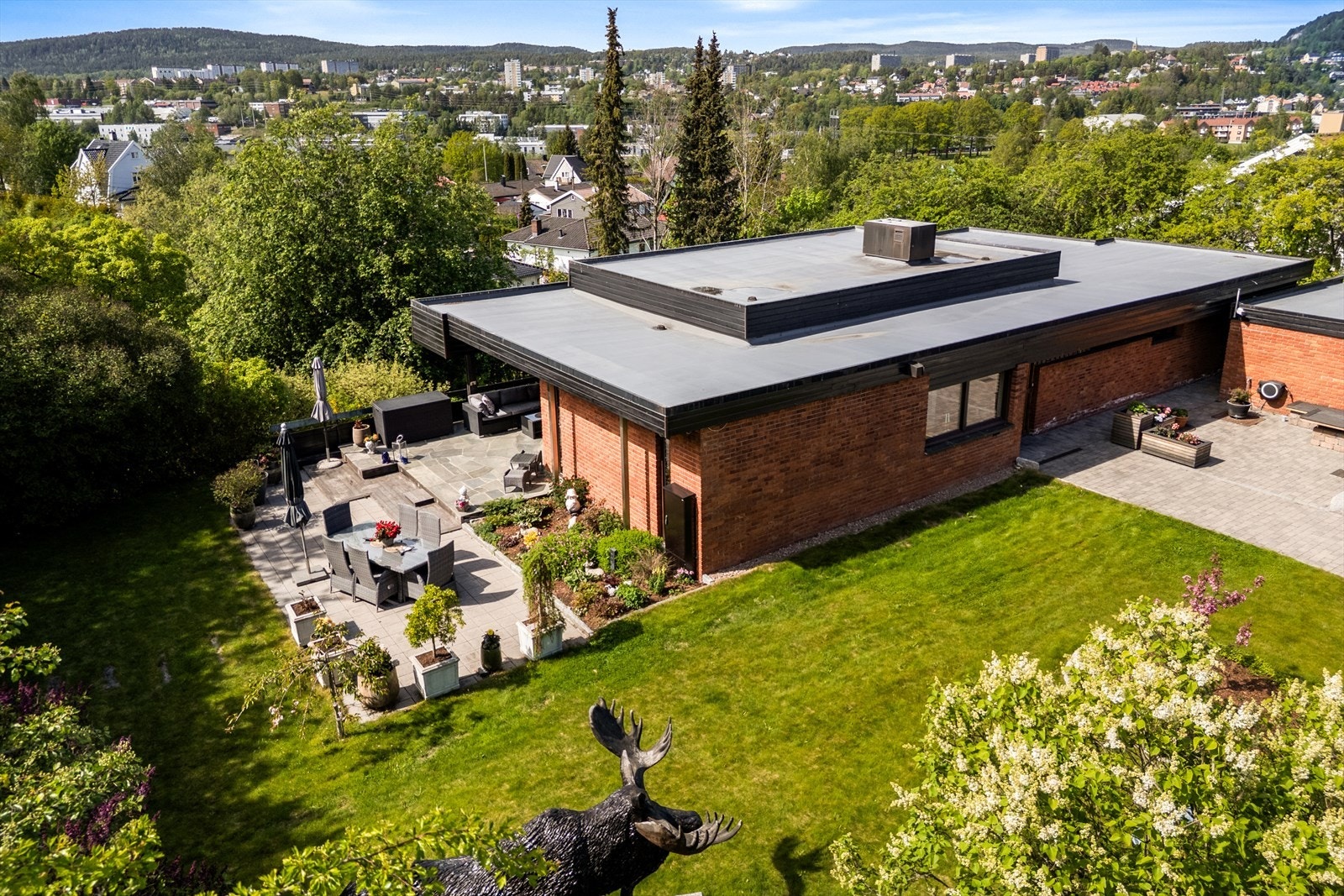 Uteområdet er opparbeidet med flere soner for sittegrupper, og tomten har ifølge selger gode solforhold. Galleribilde