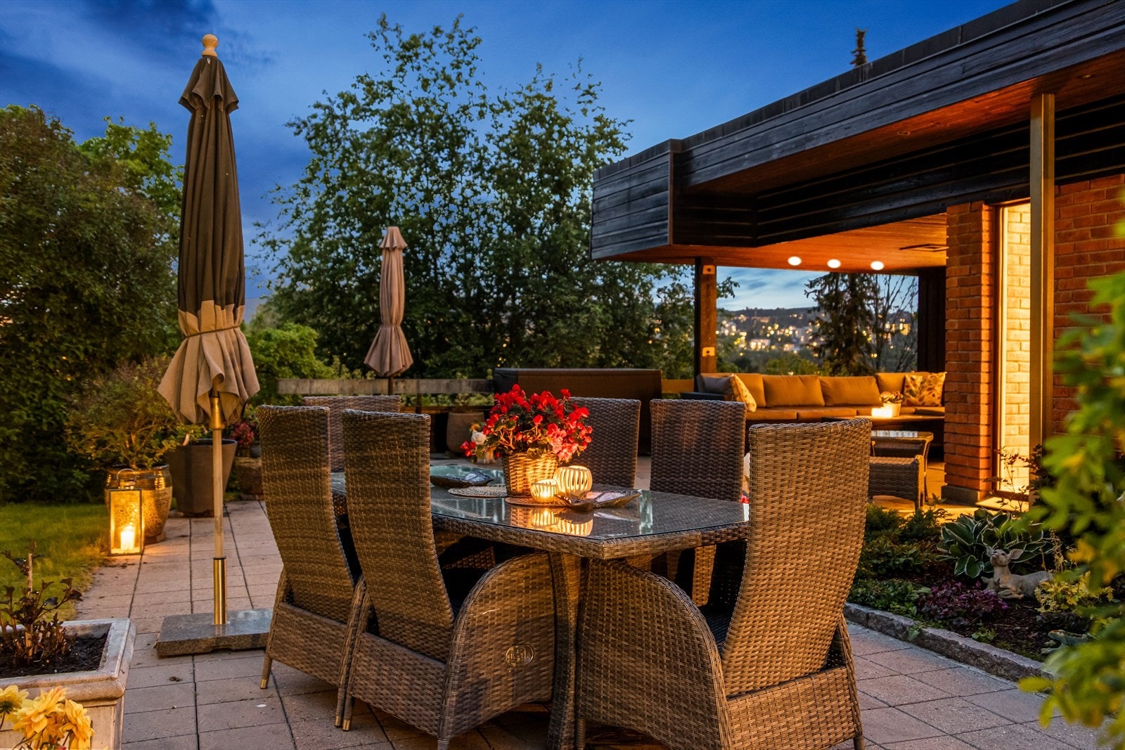 Den sydvendte terrassen på ca. 26 m² er pent belagt med skifer og heller, og danner en naturlig og innbydende forbindelse mellom stuen og den romslige hagen. Galleribilde