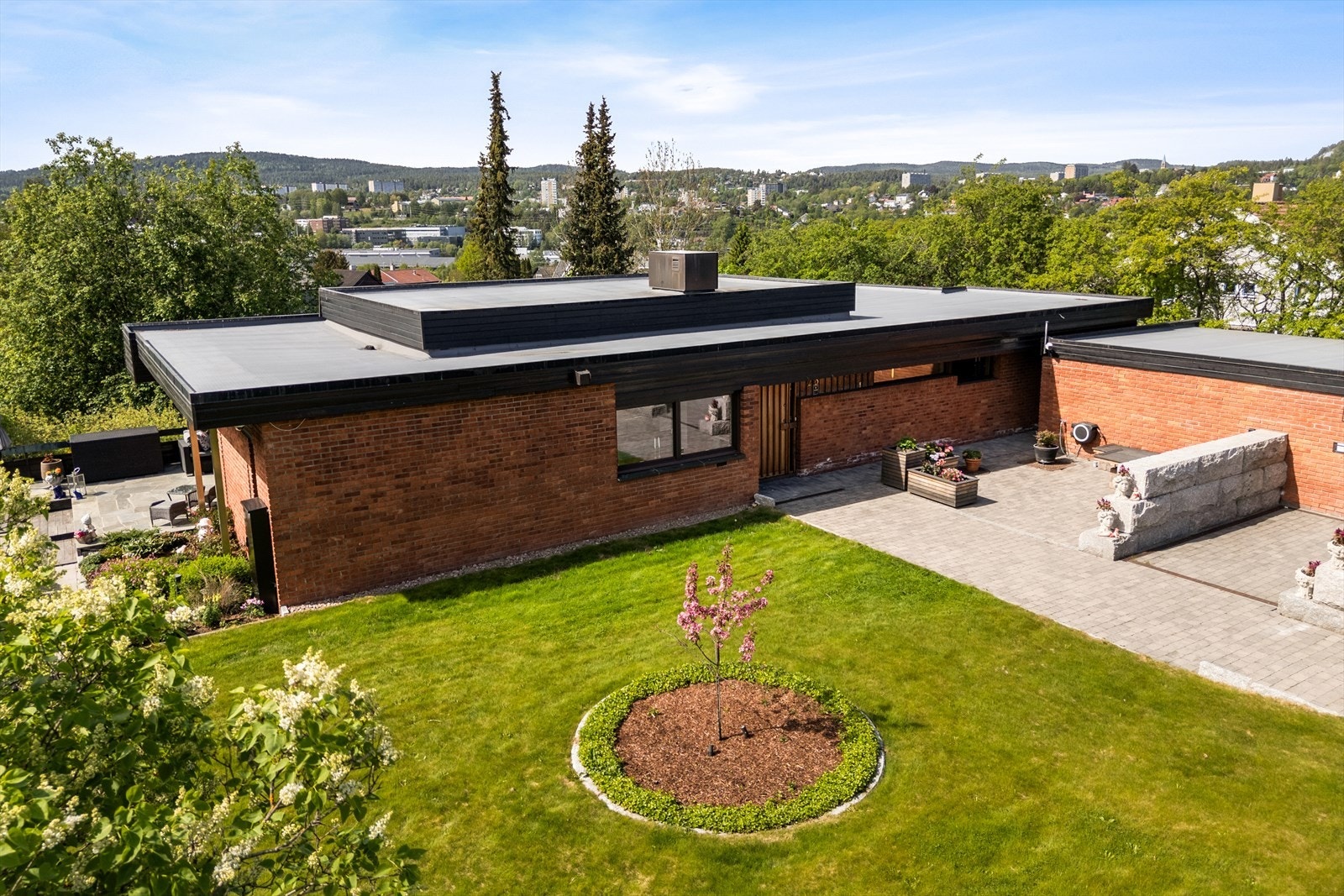 Eiendommen ligger i et populært og veletablert boligområde på Furuset. Galleribilde