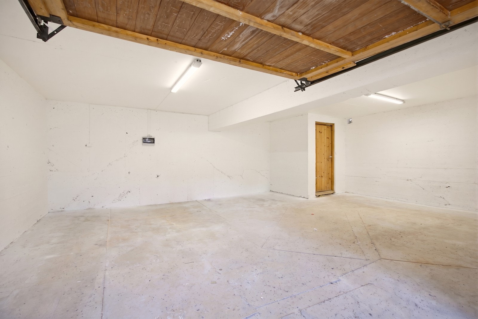 Garasje med utgang til adkomst nedre plan Galleribilde