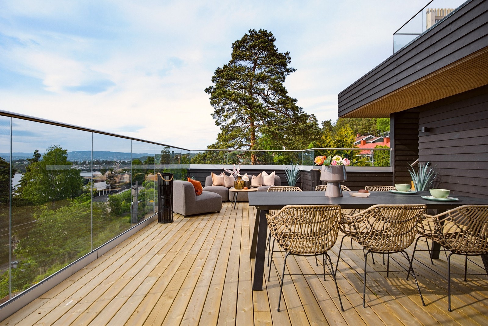 terrasse øvre plan - men det er OGSÅ takterrasse!! Galleribilde