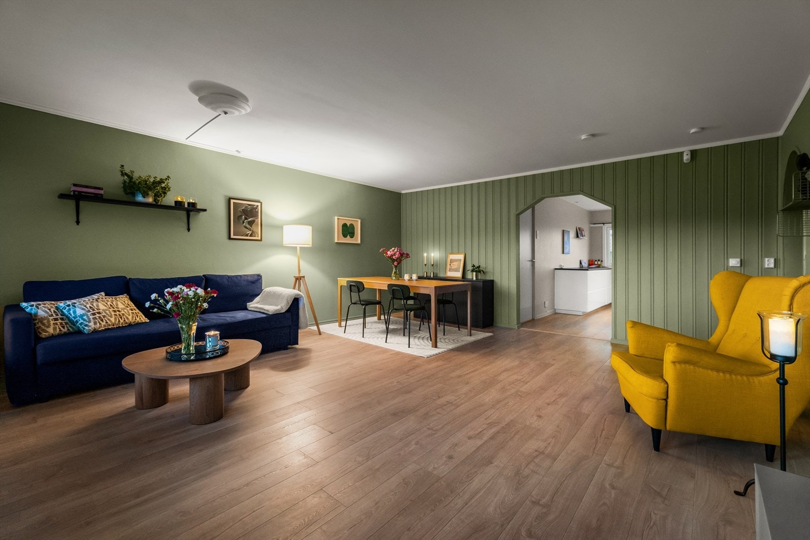 Leiligheten byr blant annet på denne romslige stuen, to gode soverom og to balkonger! Galleribilde