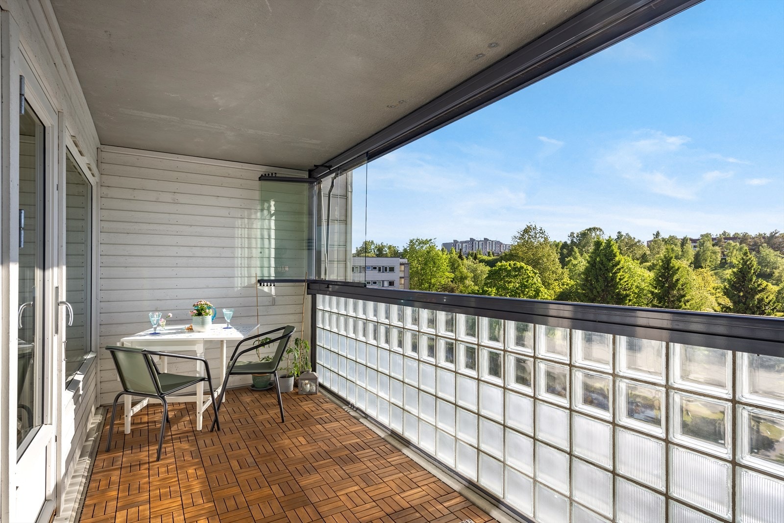Ved innglasset område sitter du helt lunt og skjermet, store deler av året. Galleribilde