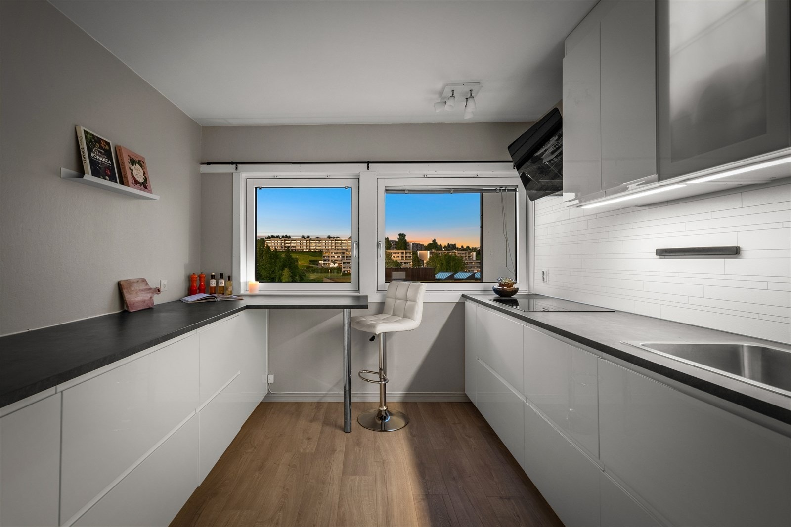 Boligen byr på en moderne og tidløst kjøkkenløsning, med ny kjøkkeninnredning fra 2019. Galleribilde