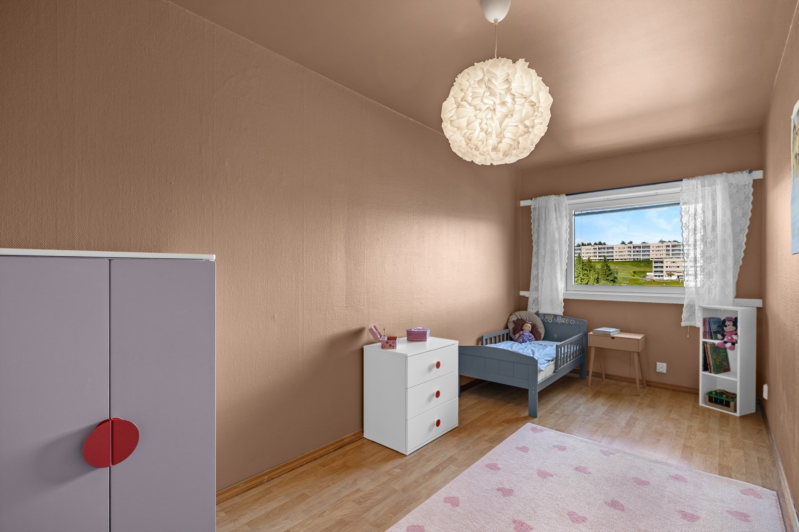 Her har du tilstrekkelig merd plass til en seng med tilhørende nattbord og annet nødvendig soveromsmøblement. Galleribilde