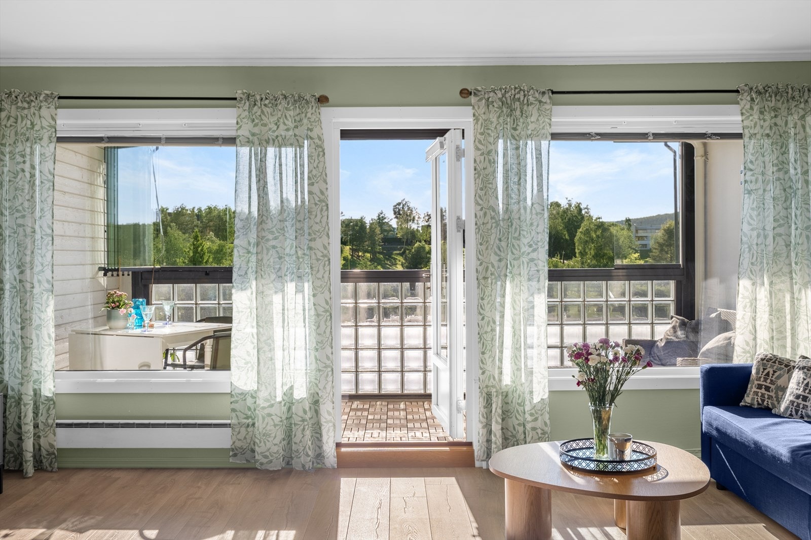 De store vindusflatene slipper inn rikelig med naturlig lys, som gir en god atmosfære i leiligheten. Galleribilde