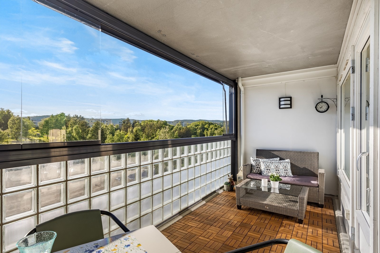 På balkongen er det også montert lys og stikkontakt på veggen. Galleribilde