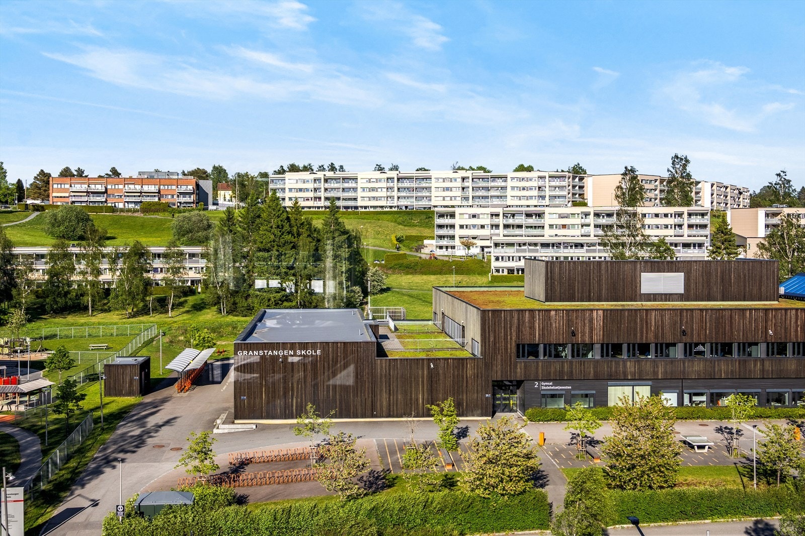 Granstangen skole ligger ca. 4 minutters gange fra boligen og har klasser fra 8-10.trinn. Galleribilde