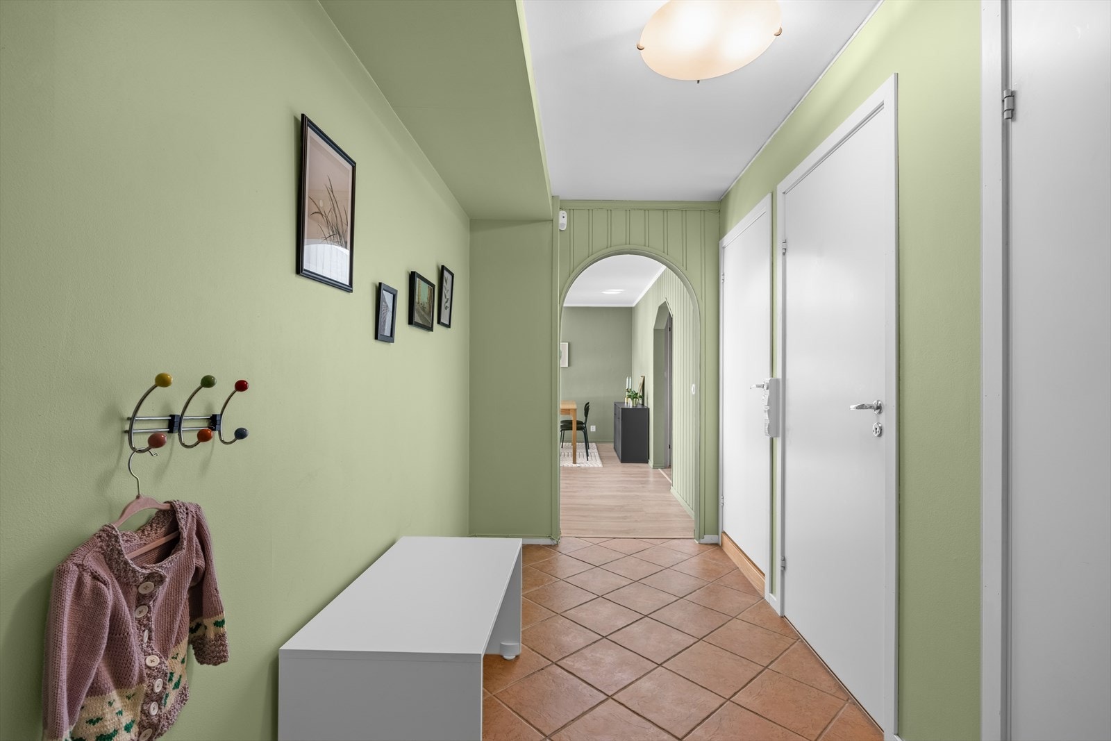 Ved entréen finner du leilighetens bad og WC-rom. Galleribilde