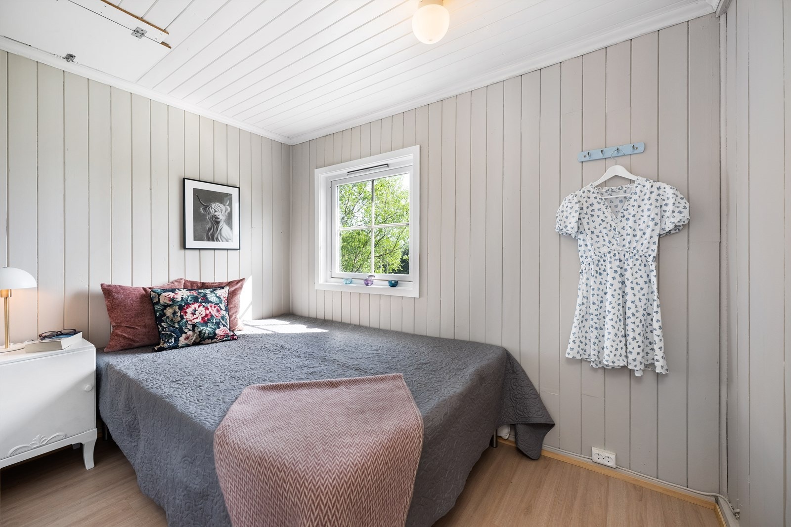 Lyst soverom seng og nattbord. Luke opp til loft. Galleribilde