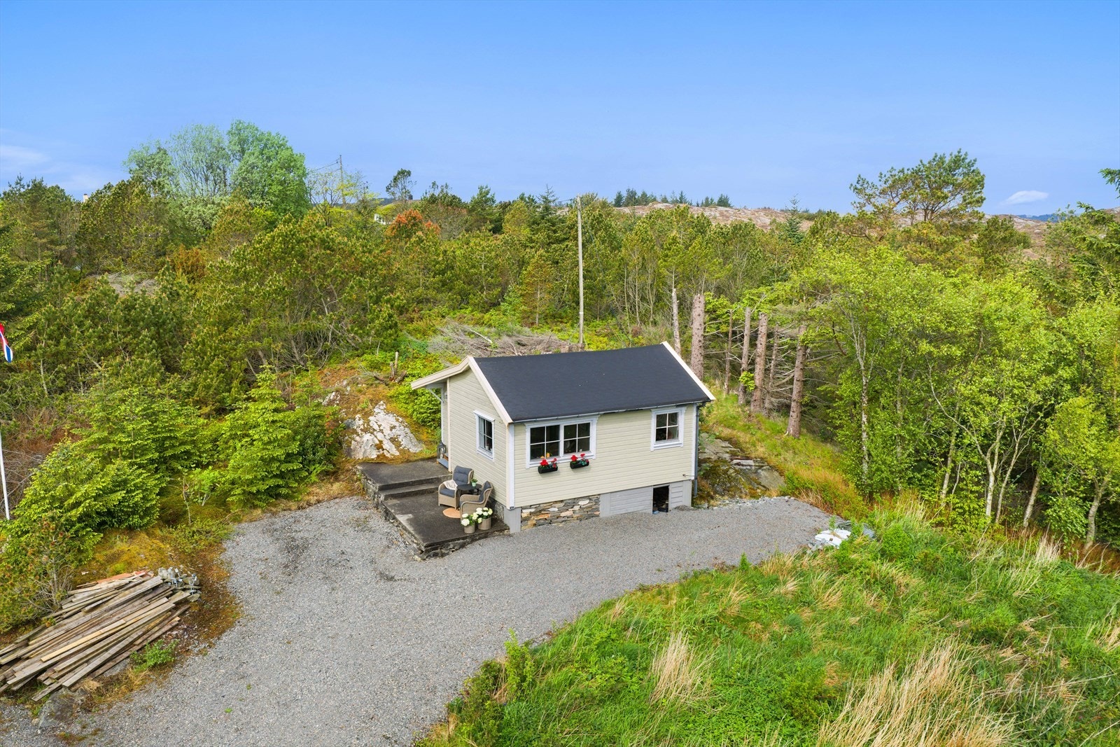 EiendomsMegler 1 v/Merete Seim har gleden av å presentere Breivikvegen 228. (Foto: Mats Lie) Galleribilde