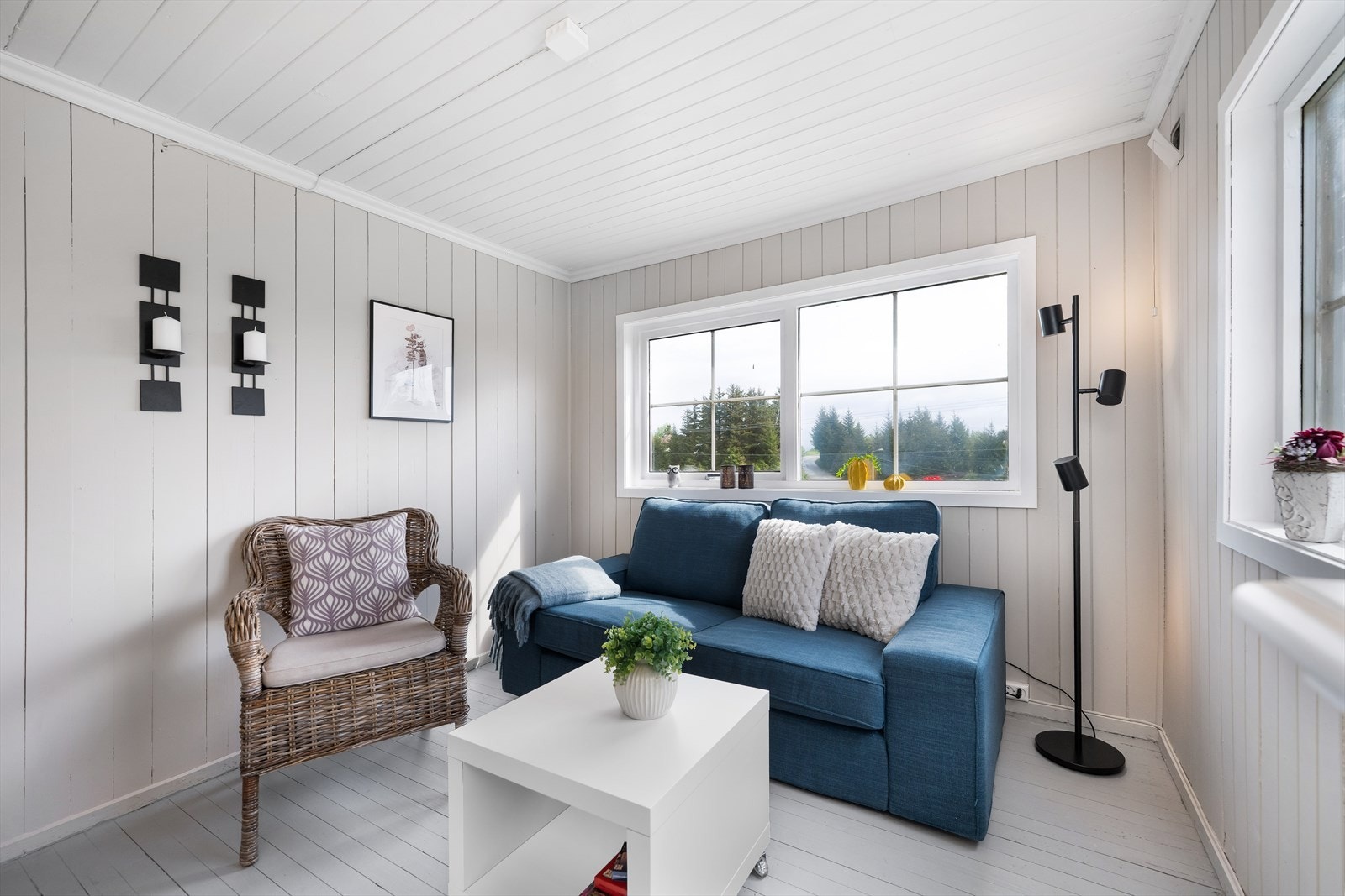 Overflatene består av malt furugulv og malt panel på vegger. Lyse og delikate fargevalg. Galleribilde