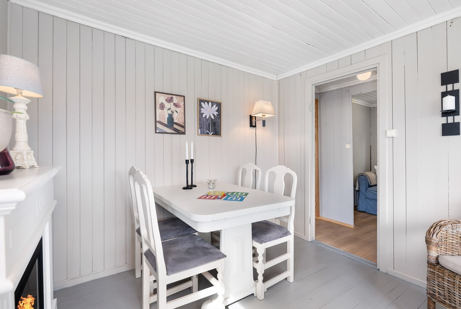 I tilknytning til stuen er det en egen sone for spiseplass. Galleribilde