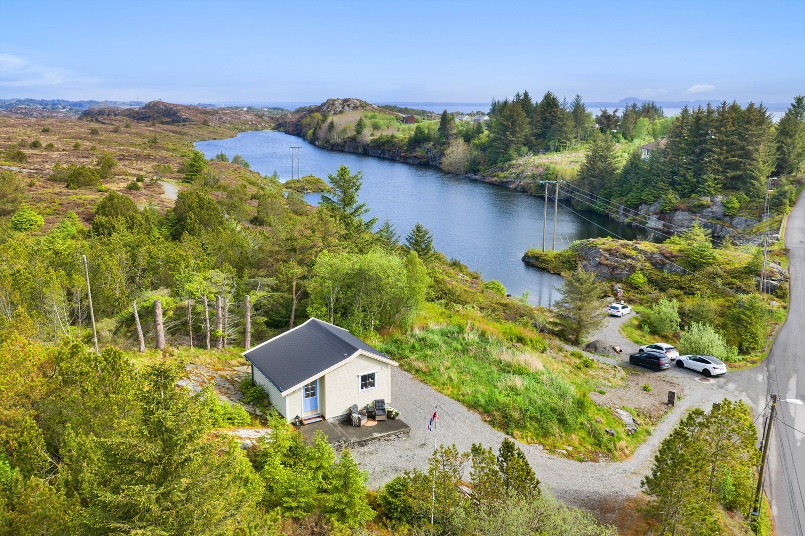 Sjarmerende hytte i flotte omgivelser med nærhet til natur, vann og sjø. Galleribilde
