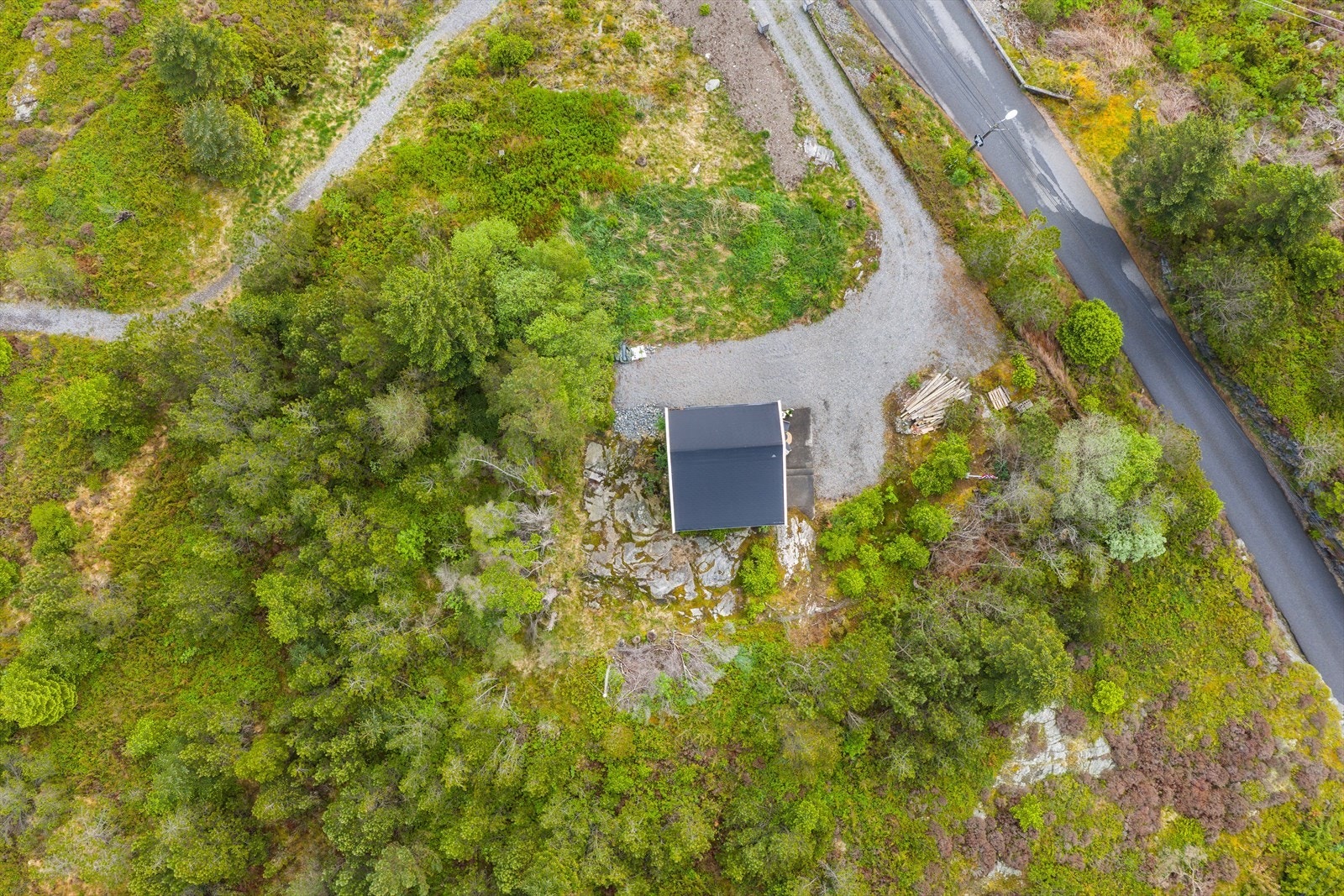 Tomten er svakt skrånede og i all hovedsak naturtomt. Bygget er fundamentert på fjell og faste masser. Galleribilde