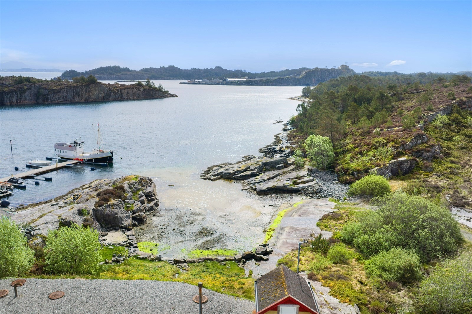 Med sjøen i nærhet til hytten er det enkelt å få til en bade,- eller fisketur - alt etter hva du foretrekker. Du kan også fiske fra svaberg og områder langs sjøen. Galleribilde