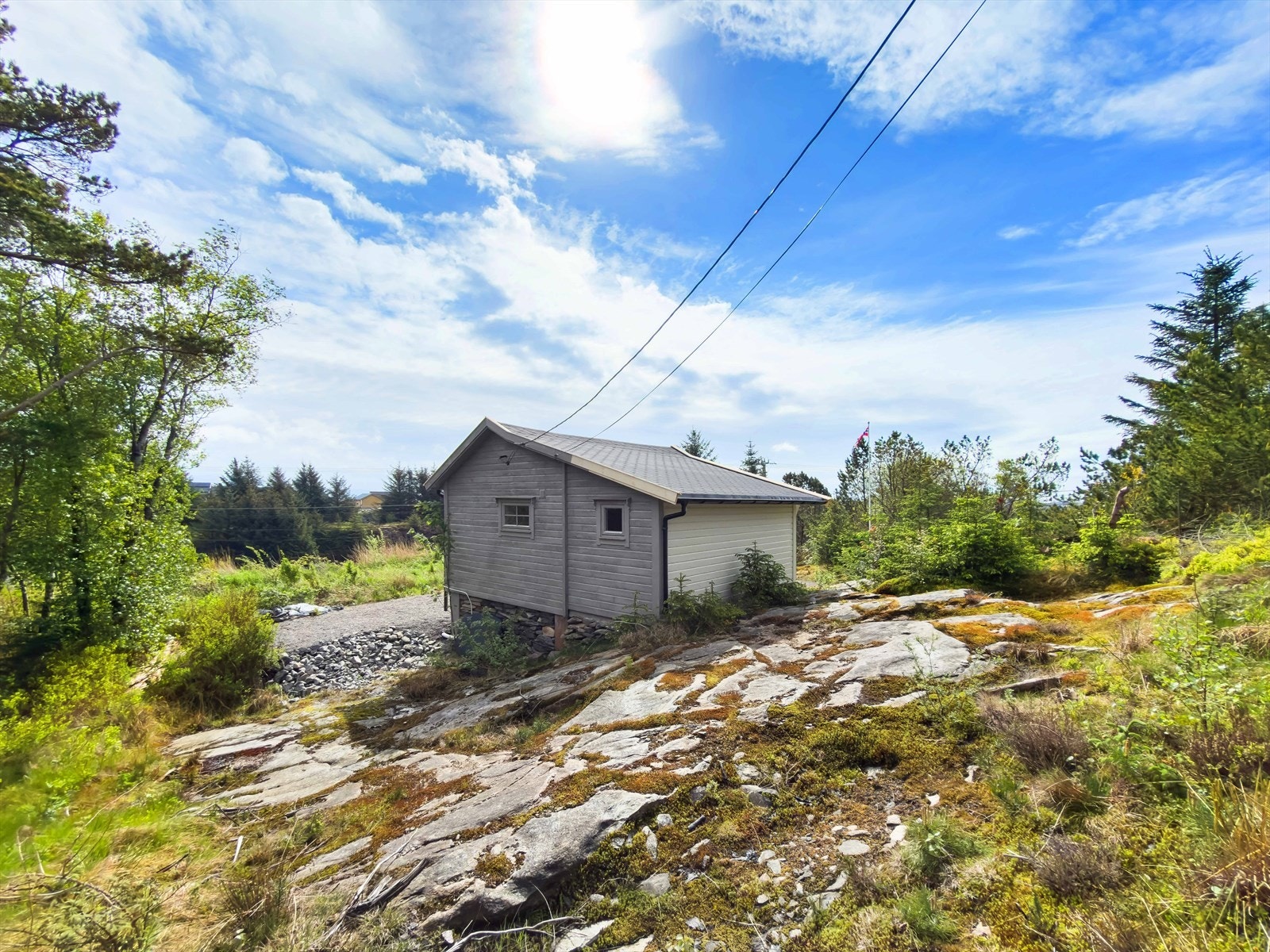 Solrik tomt med naturlig terreng og grønne omgivelser. Galleribilde