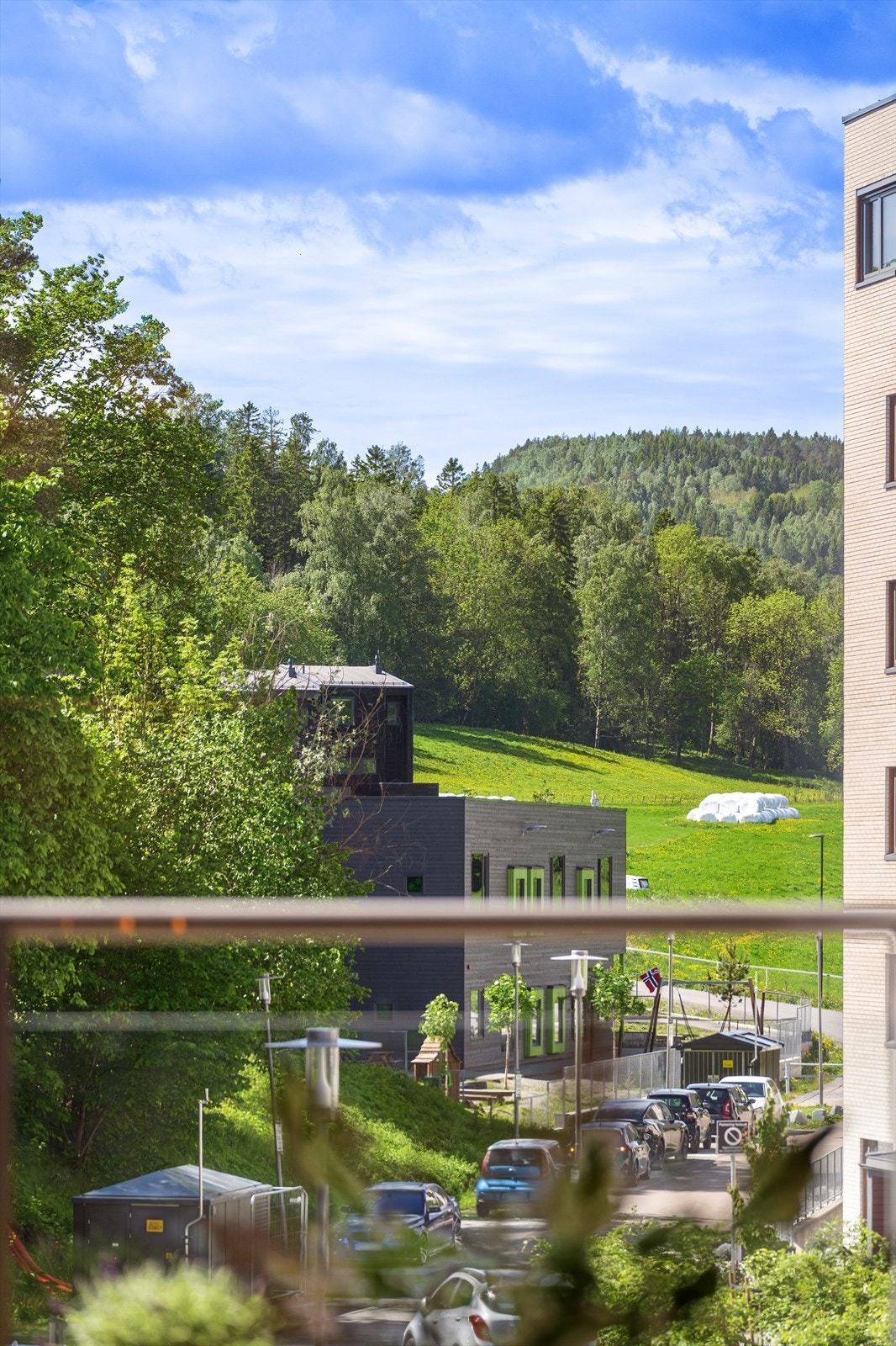 Det er ikke langt til fine tur og treningsområder sommer og vinter. Galleribilde