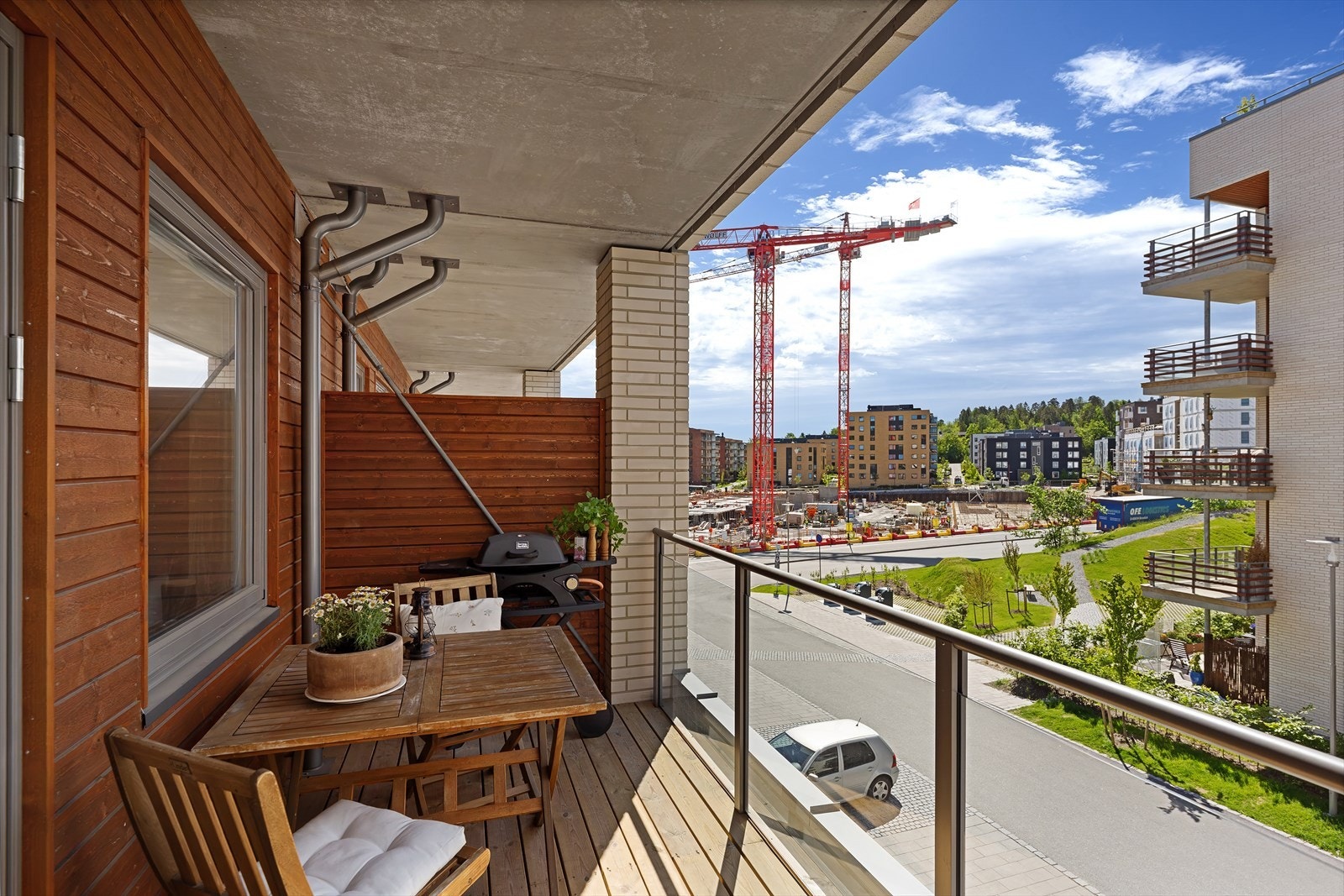 Balkongen utenfor stuen er overbygget og har fin plass til møblering med enten spisebord eller loungemøbler. Galleribilde
