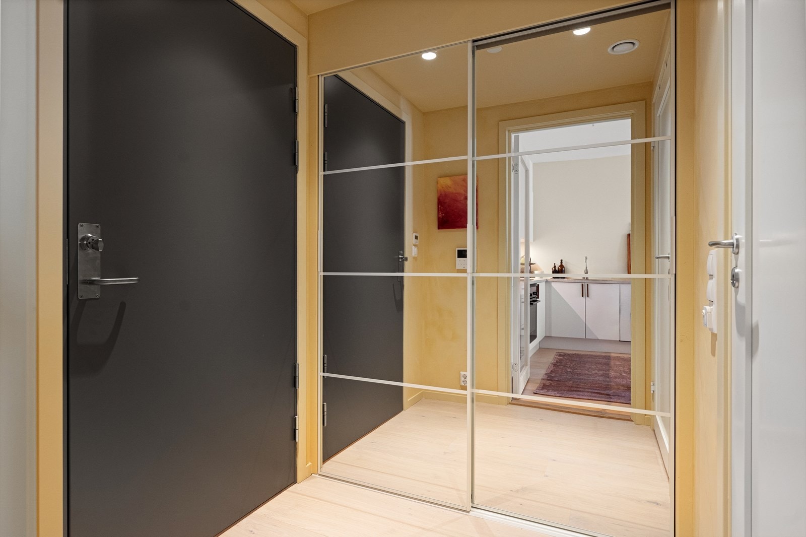 Velkommen inn! I entreen er det satt opp en skyvedørsgarderobe som sørger for et ryddig inntrykk når man kommer inn i leiligheten. Galleribilde
