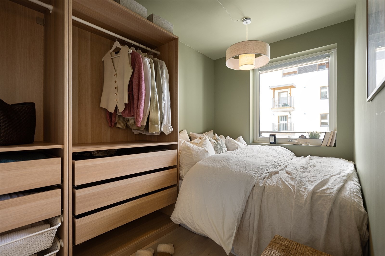 Det er plass til dobbeltseng på soverommet i tillegg til en romslig garderobe som rommer det meste av klær og annet. Soverommet har vindu ut mot balkongen. Galleribilde