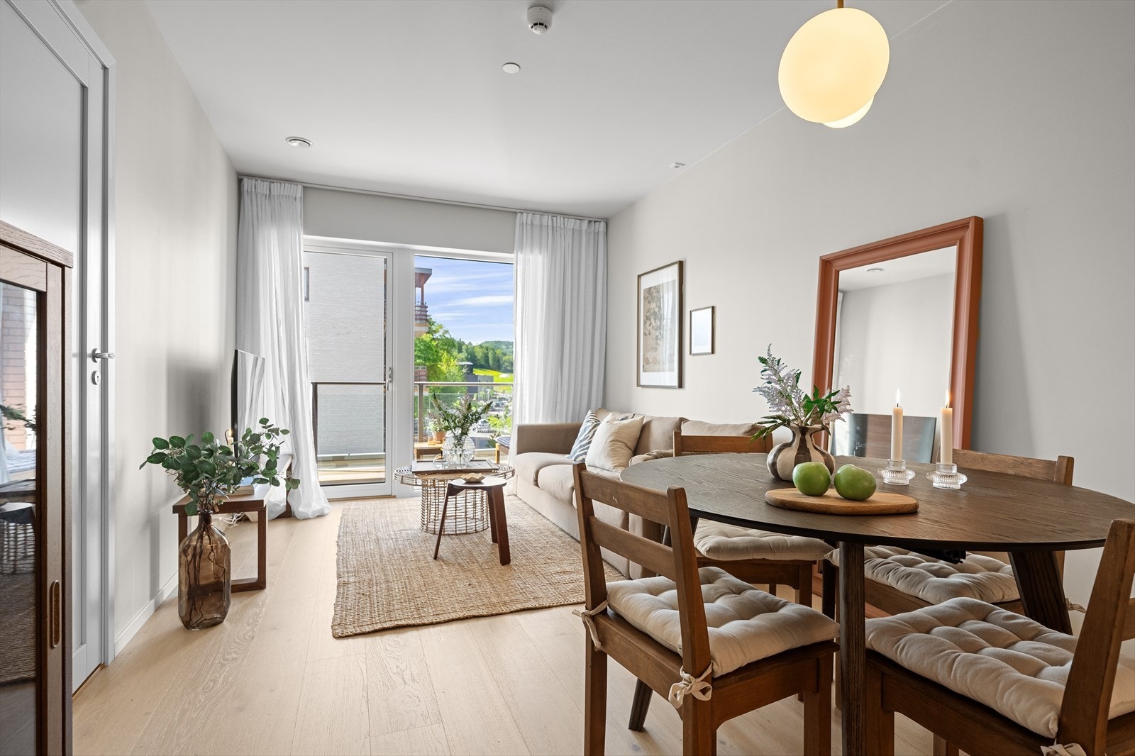 Det er plass til å møblere flere soner med både sofakrok, TV møbel og spisebord med tilhørende stoler. Galleribilde