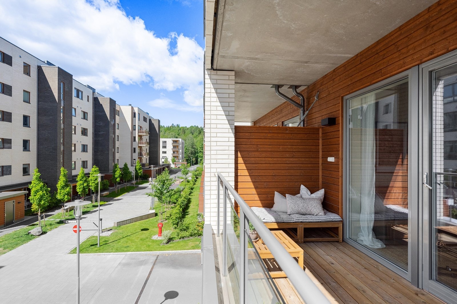 Fra balkongen er det fint utsyn mot nærområde og fellesområdene. Det er pent beplantet og opprettet flere sosiale soner mellom byggene. Galleribilde