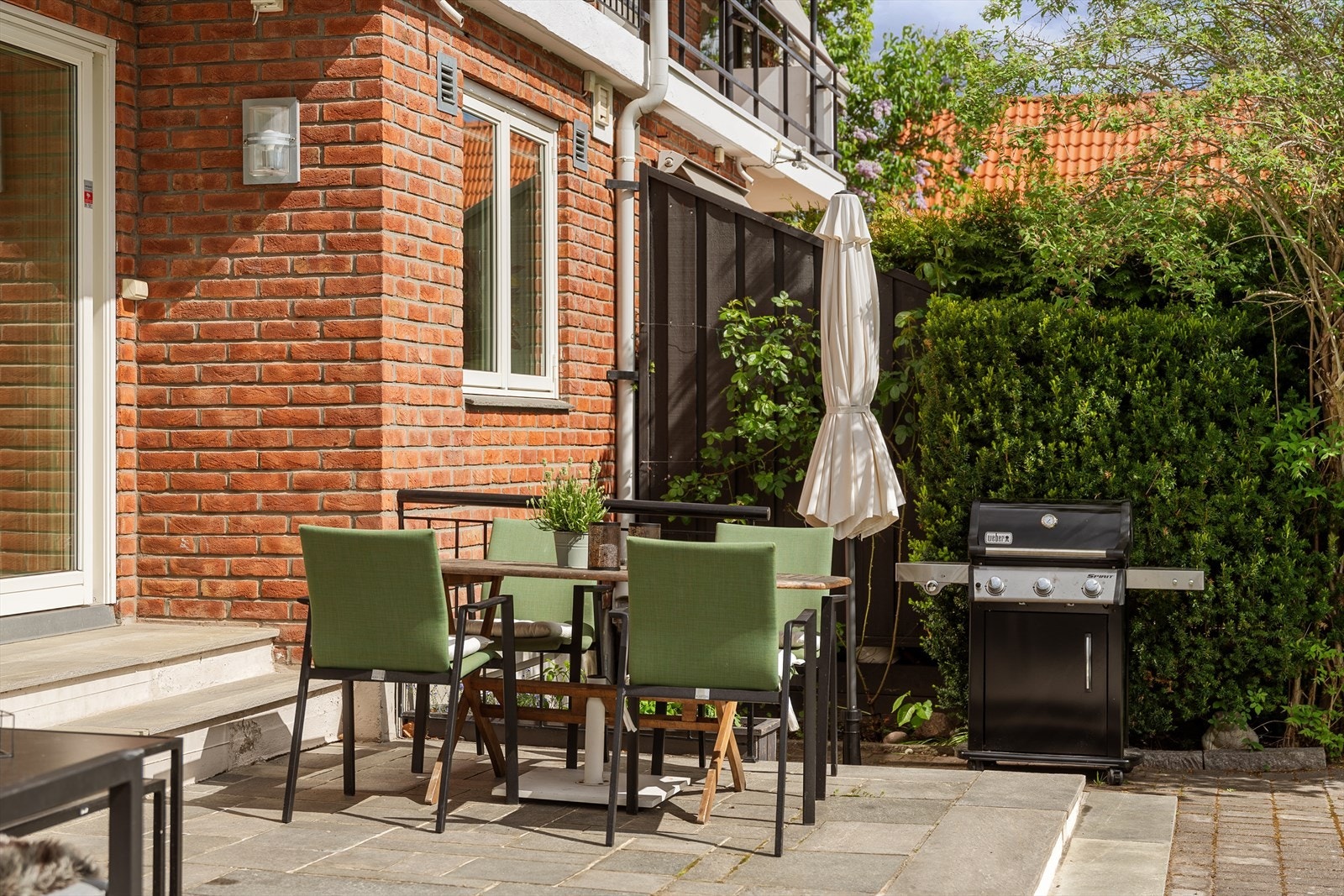 Uteområdene har rikelig med plass og flere naturlige soner for sittegrupper. Perfekt for lange sommerdager med lek, aktiviteter, hageselskaper og hyggelige sammenkomster Galleribilde