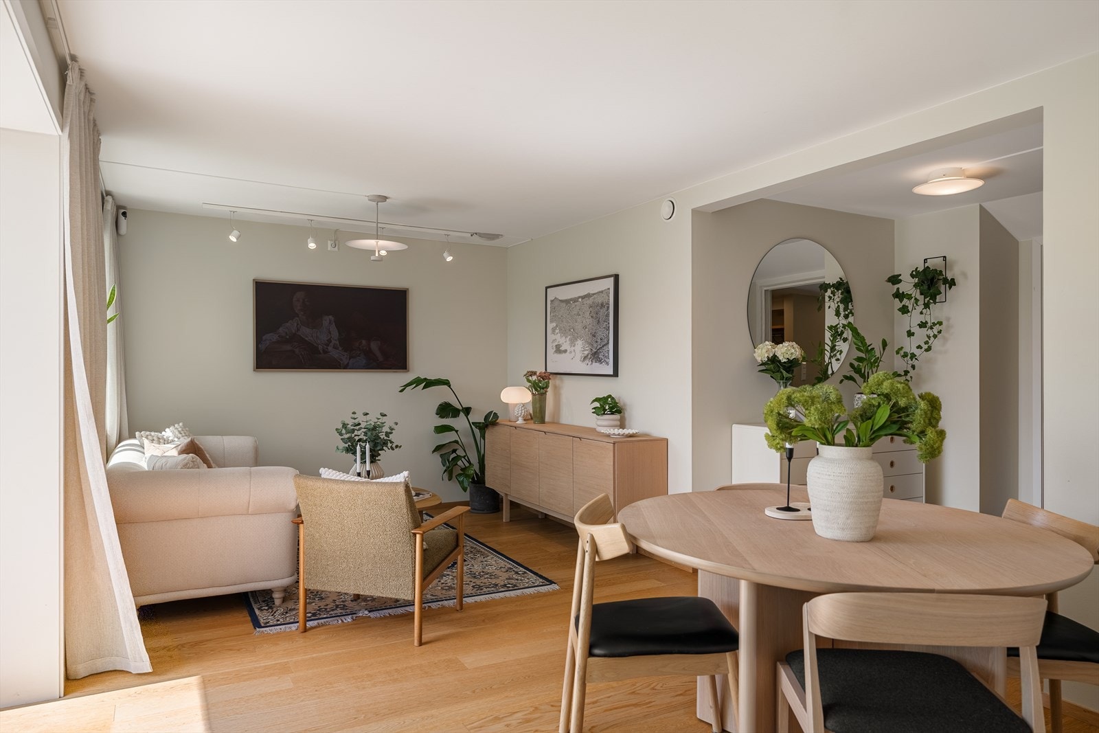 Stor og lys stue i 1. etasje med hage- og terrasseutgang Galleribilde