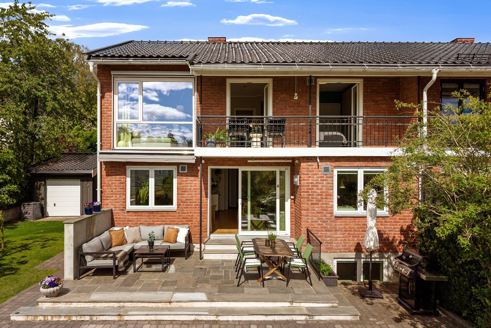 Terrassen er utstyrt med utebelysning, terrassevarmer og elektrisk markise Galleribilde