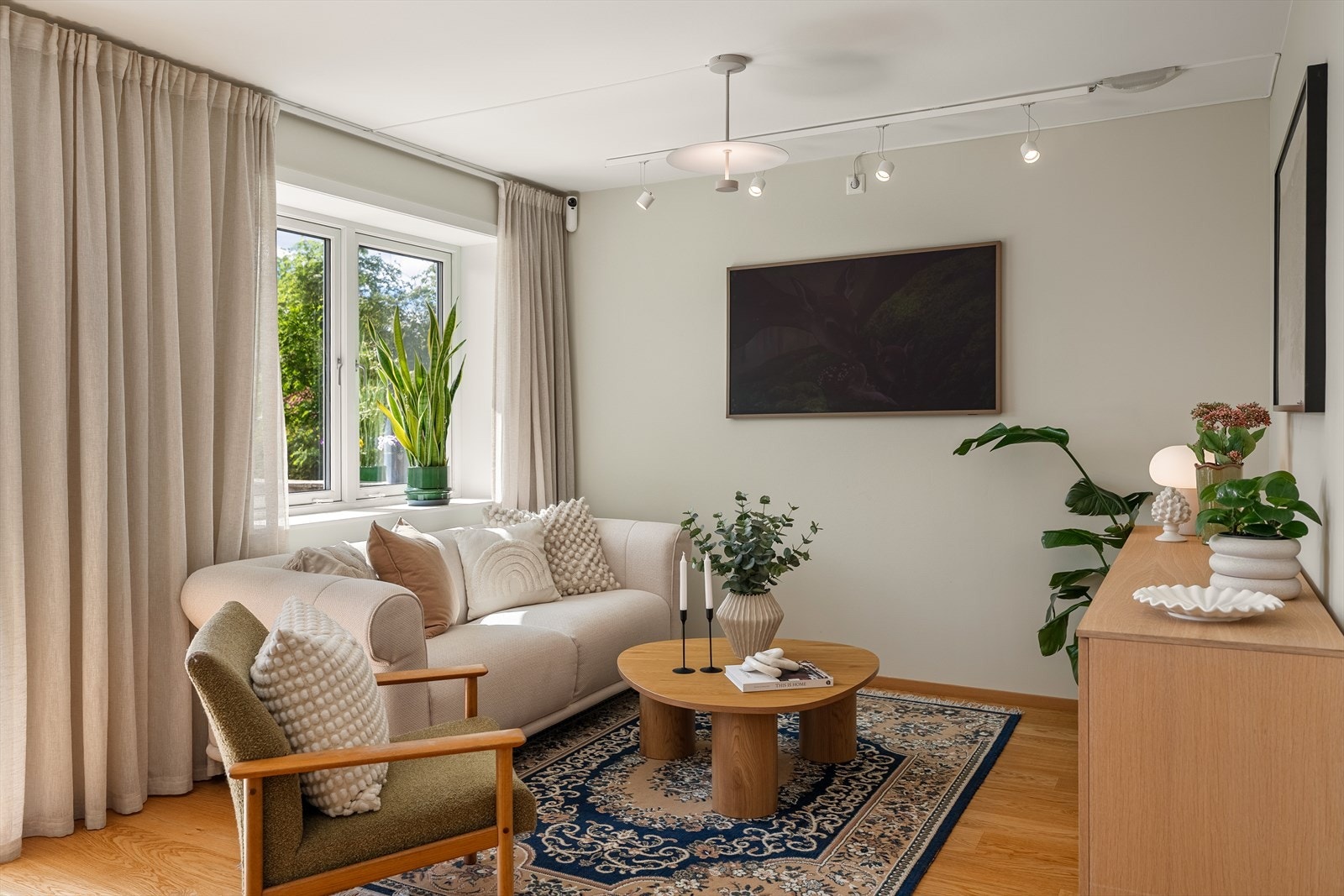Rommet har gode møbleringsmuligheter med plass til både sofagruppe, spisebord samt medie- og oppbevaringsmøblement Galleribilde