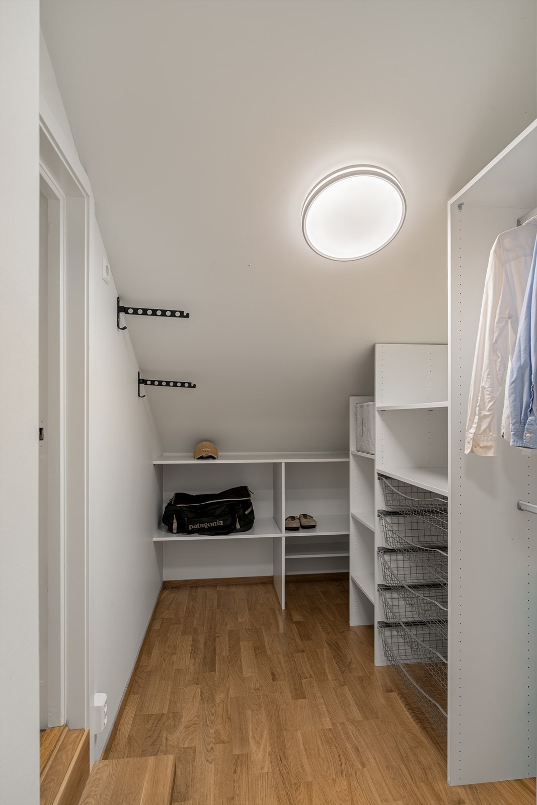 Praktisk omkledningsrom med med gode oppbevaringsmuligheter Galleribilde