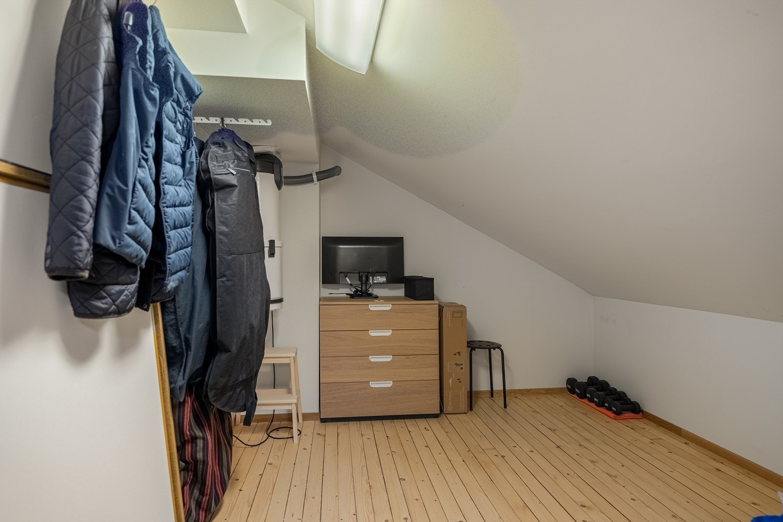 Fra omkledningsrommet er det adkomst til en stor bod Galleribilde